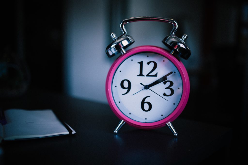 The image of an old pink alarm clock set to ring early, which will wake up travelers suffering from jet lag and trying to sleep on a nap. But Jaya Travel & Tours knows the best tips to overcome jetlag.